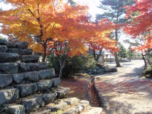 松坂城跡の石垣と紅葉