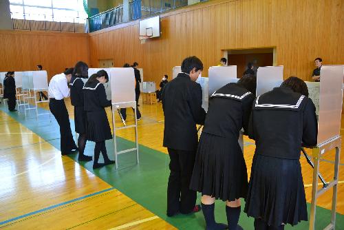 三雲中学校の平成28年度前期生徒会役員選挙で選挙啓発を実施しましたの画像2