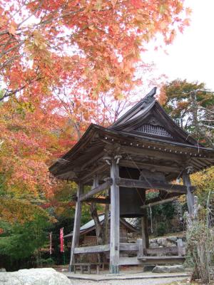 泰運寺の八角銅鐘と紅葉の様子