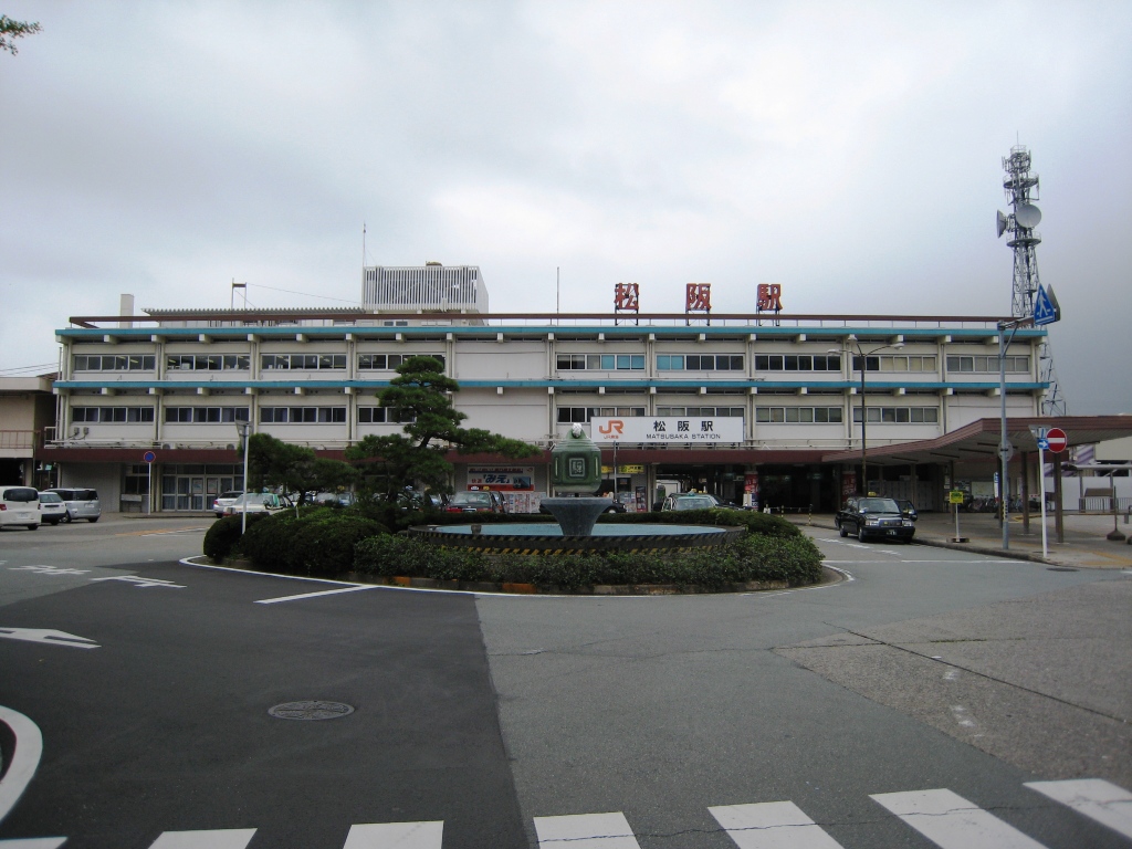 リニューアル工事前のJR松阪駅前の写真