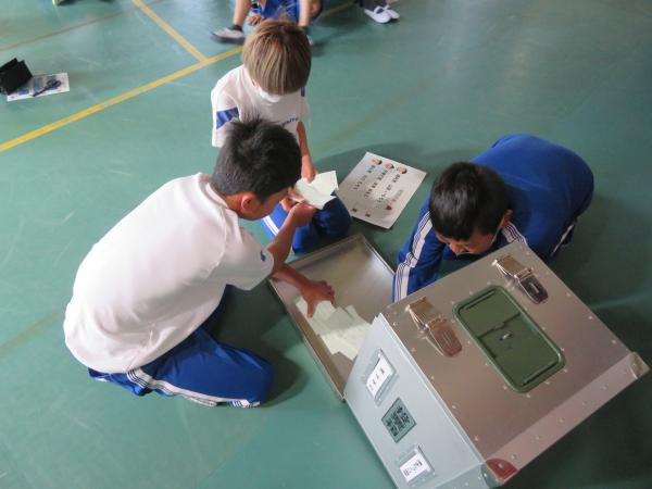 模擬投票の様子（開票）