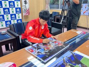 サインする川端選手