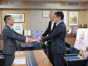 株式会社北村組様・協同組合北栄会様　贈呈式の写真