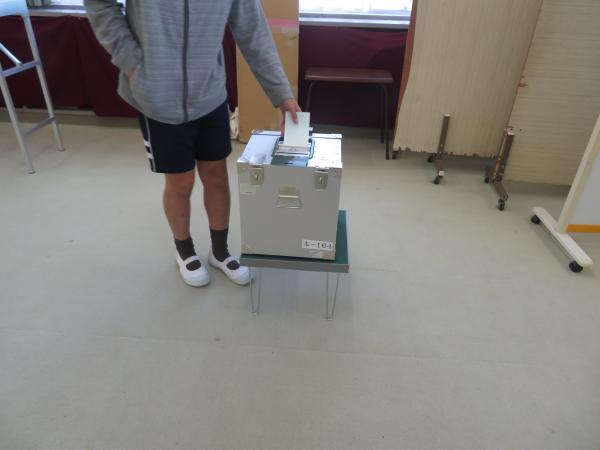 投票の様子の写真