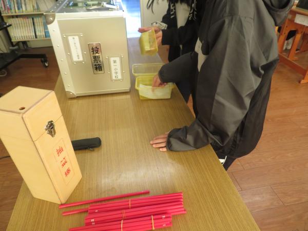 開票の様子の写真