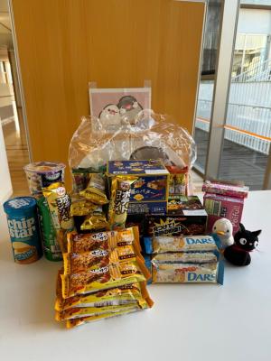 お米とお菓子の寄付