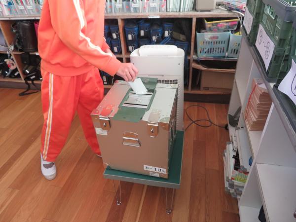 投票の様子の写真