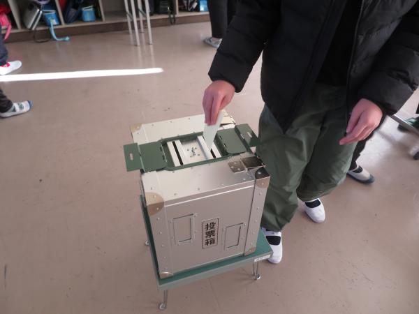 投票の様子の写真