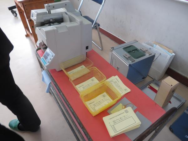 開票の様子の写真