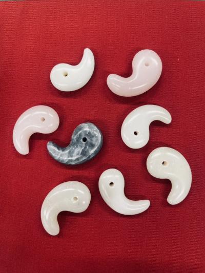 色付き勾玉の写真