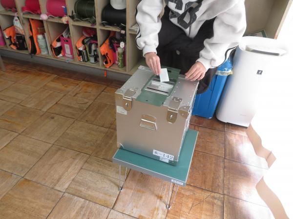 投票の様子の写真