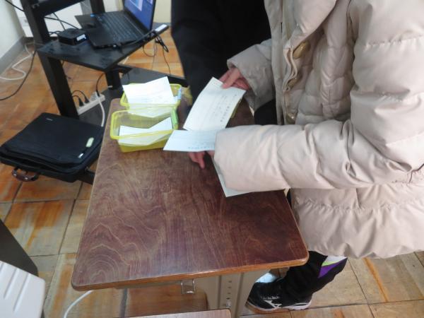 開票の様子の写真