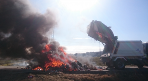 炎上するごみとパッカー車