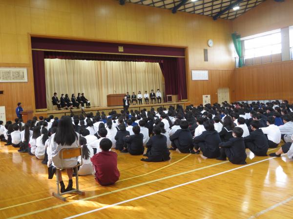 選管職員による挨拶の写真