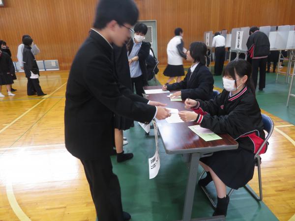 投票用紙交付の写真