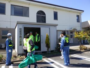 防災倉庫からの搬出の様子