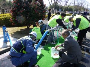 給水袋への給水の様子