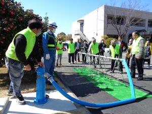 災害時用給水栓からの給水の様子