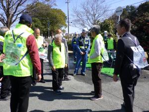 給水袋を背負う様子