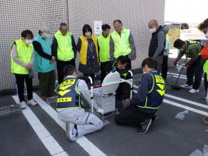 マンホールトイレ組み立ての様子