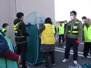 マンホールトイレ用テント組み立ての様子