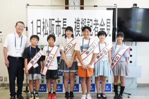R7_集合写真(模擬記者会見)
