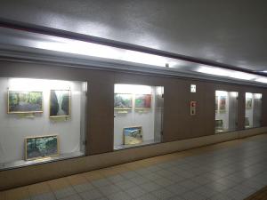 近鉄伊勢中川駅地下連絡通路ギャラリースペースでの巡回展示の様子