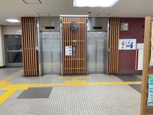 正面玄関エレベーター