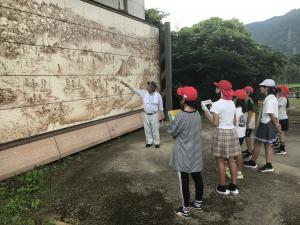 粥見井尻遺跡の出前授業の写真