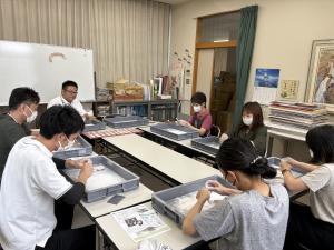 勾玉作りをレクチャーしている写真