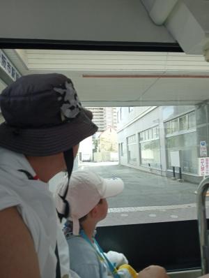 バスに乗るおとうさんと弟