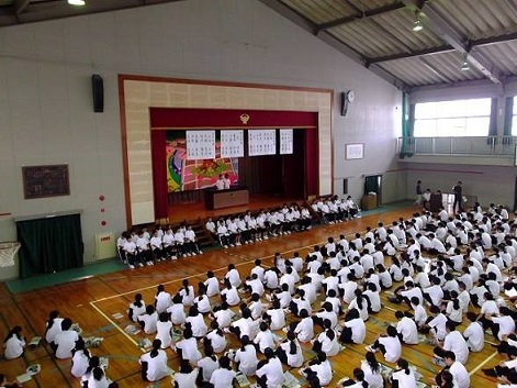 西中学校体育館の立会演説会写真2