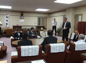 松阪市議会議員定数のあり方意見書提出写真