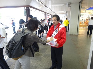 赤い羽根共同募金運動の街頭募金写真