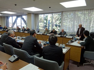 自治連合会と議員懇談会　小山会長挨拶写真