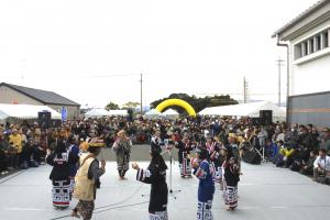 武四郎まつりでアイヌ古式舞踊を踊る様子