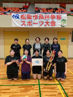 優勝　三重県庁女子バレーボール部
