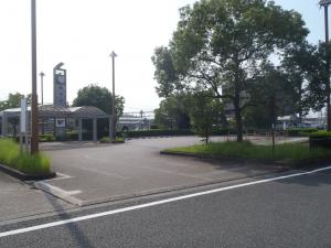 中川駅東広場駐車場を遠目から撮った写真です